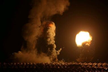 قصف صهيوني عنيف على غزة.. وانقطاع كامل للاتصالات والإنترنت